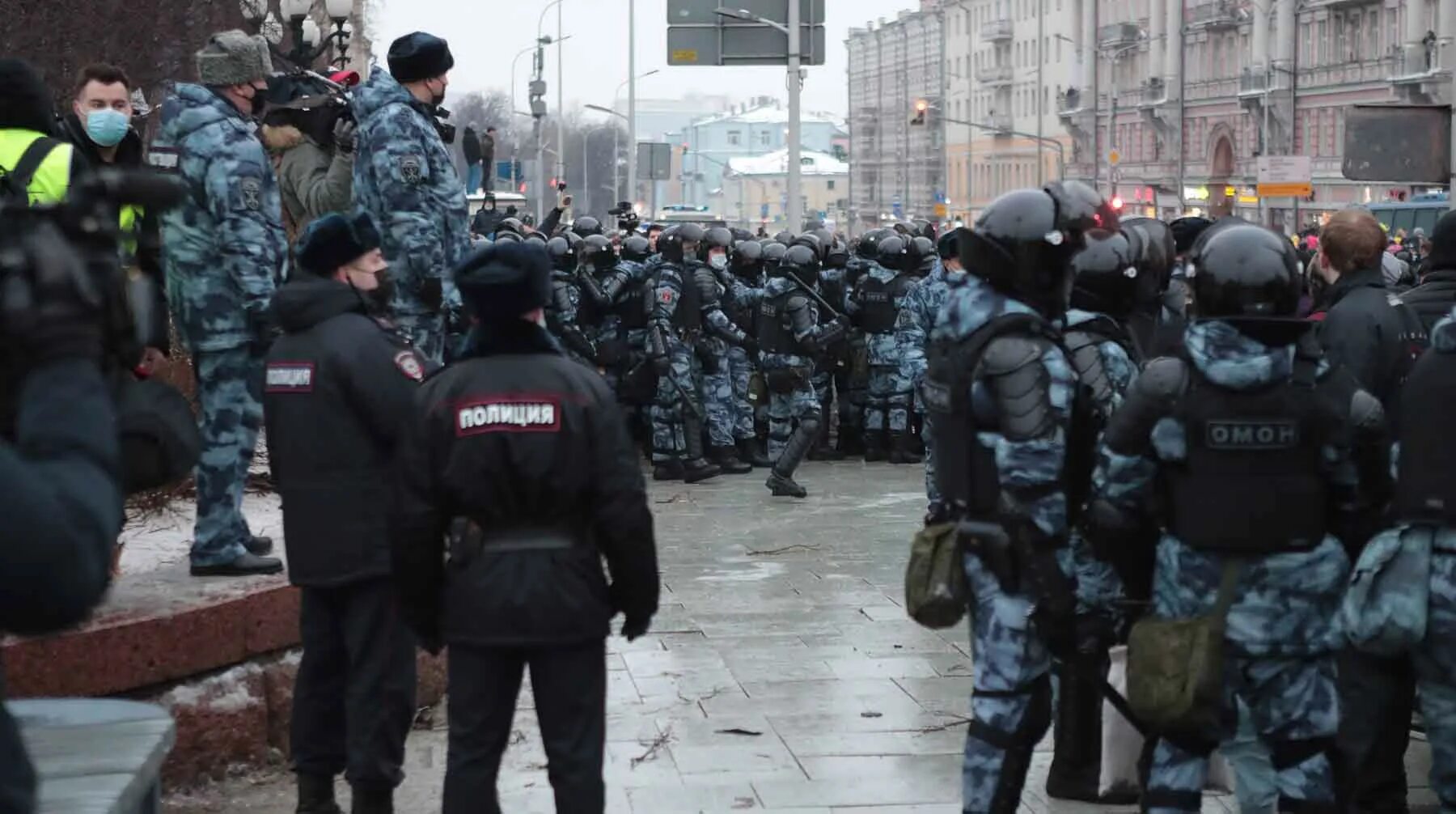 Нападение на омон. ОМОН Москва. Протестов России 2021 ОМОН.