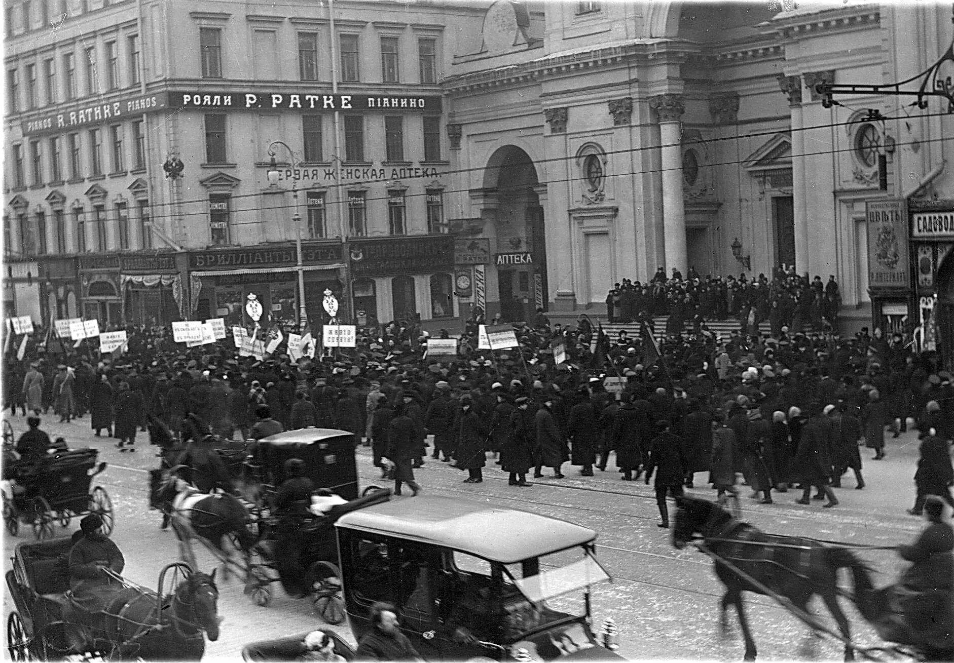 19 февраля петербург. Авария скания на обводном канале. Невский проспект 1915. Фуру развернуло. Петроград невский проспект.
