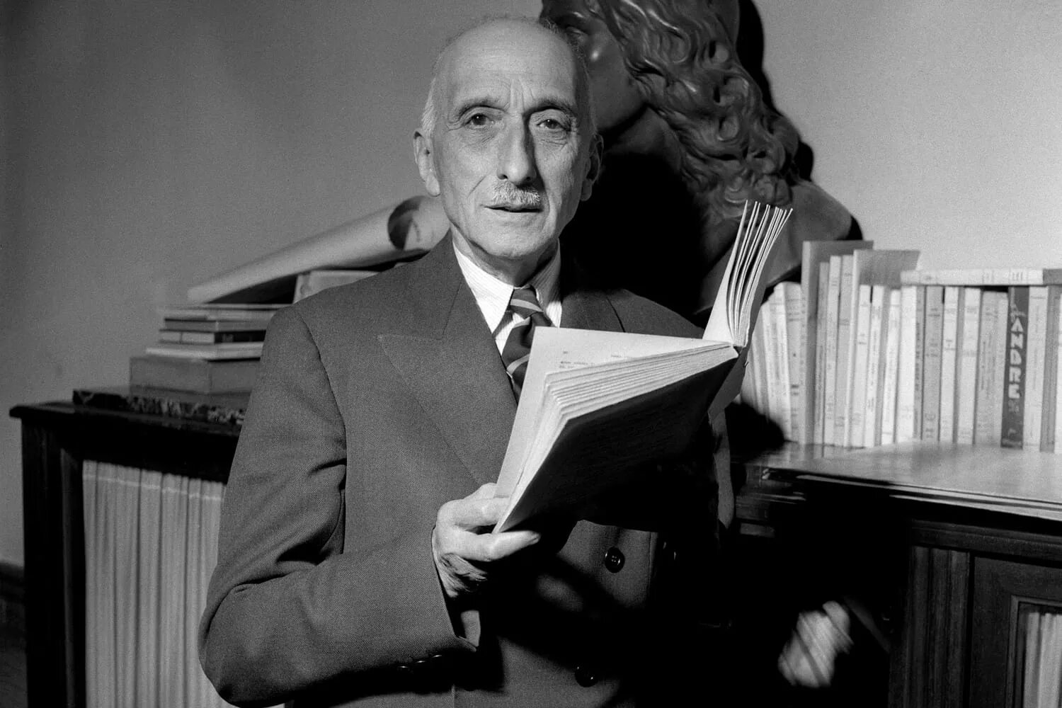 Тома нарсежак. Виктор гюго фото. Жан парфімчук. Ромен гари в молодости. Андрей барбюс.