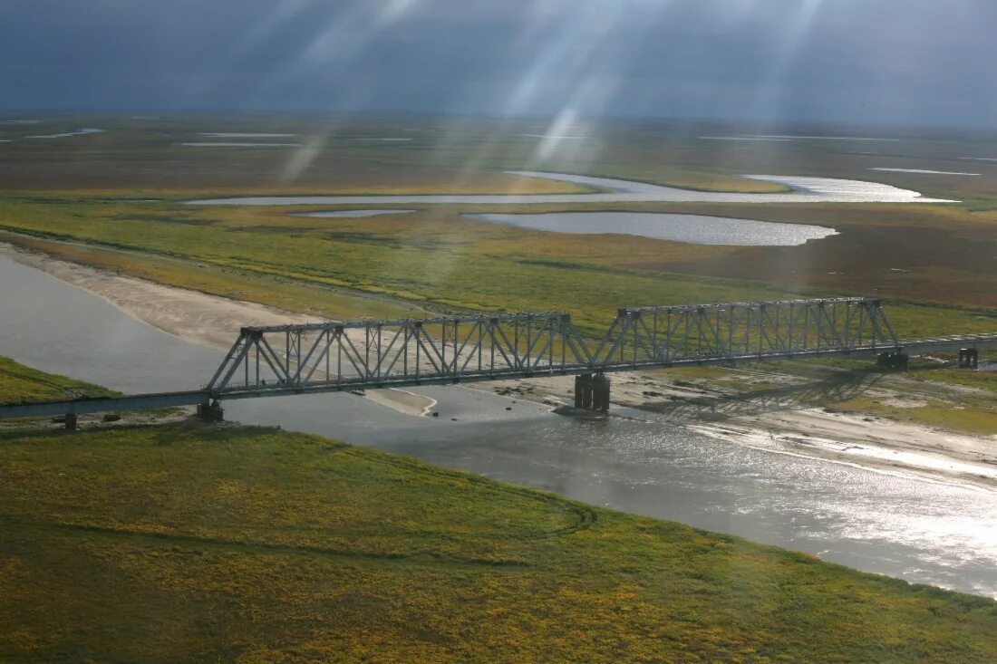 Самый длинный переход. Мост через реку Юрибей Ямал. Железнодорожный мост через Юрибей. Река Юрибей на Ямале. Юрибей река на полуострове Ямал.