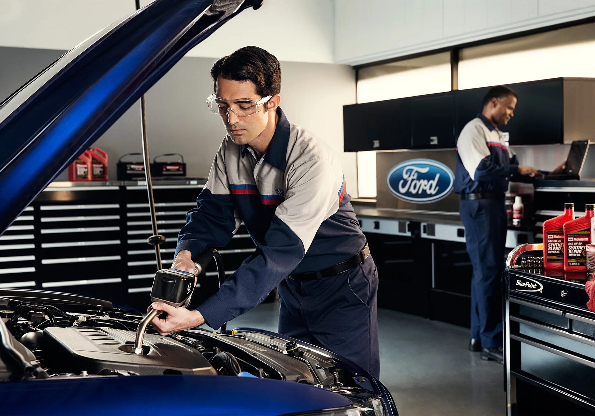 Ford service. Техническое обслуживание Форд. Техобслуживание Ford. Автомобиль в сервисе.