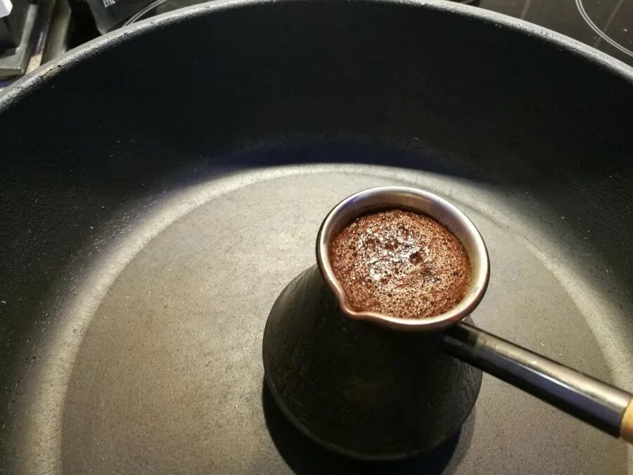 Кипящее кофе. Кофе в турке. Турка на плите. Кофе в кастрюле. Джезва кофе на плите.