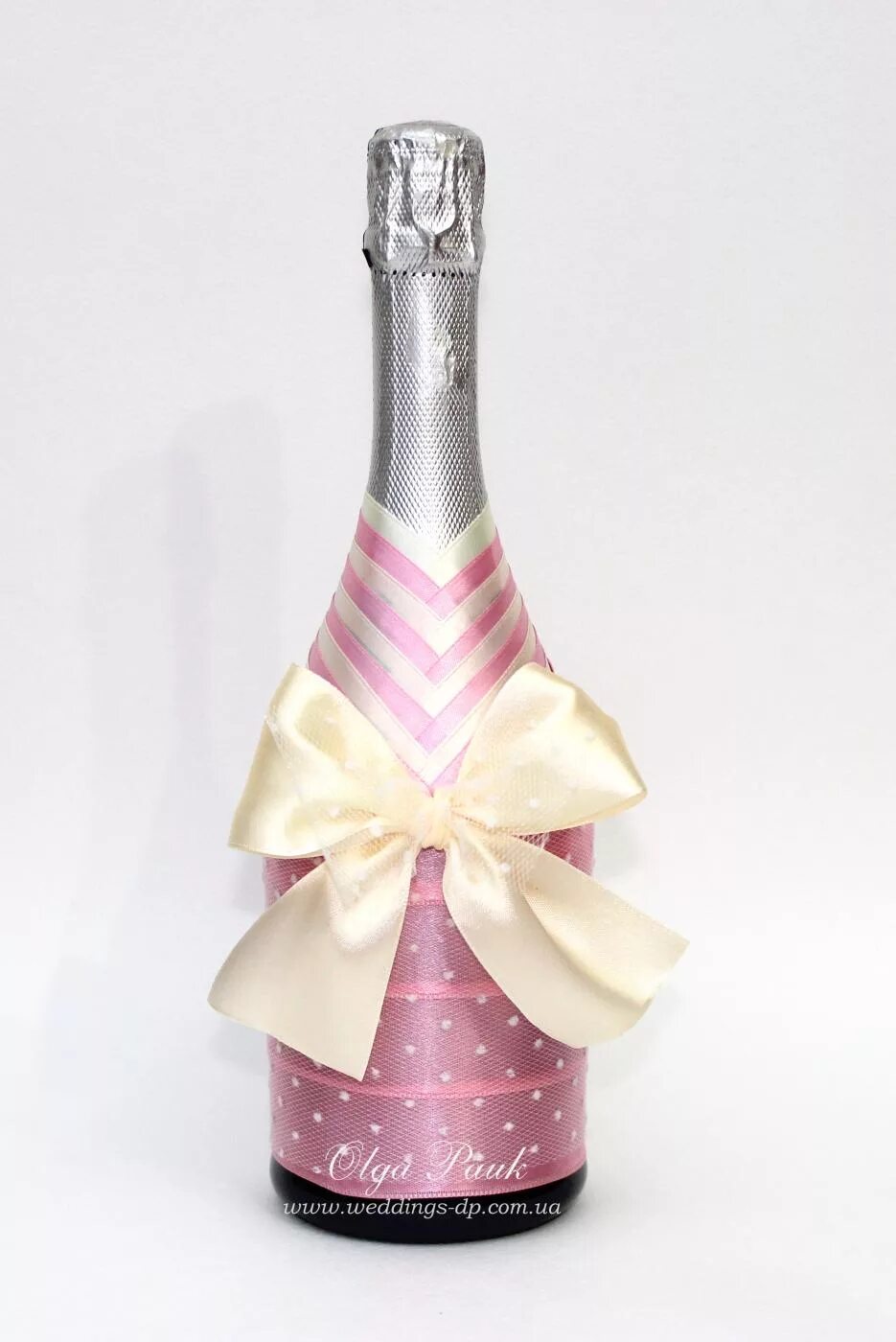 украшение свадебных бутылок лентами. бутылки декорированные атласными лентами. ленточки на бутылках. ленточки на бутылках. декор бутылки шампанского.