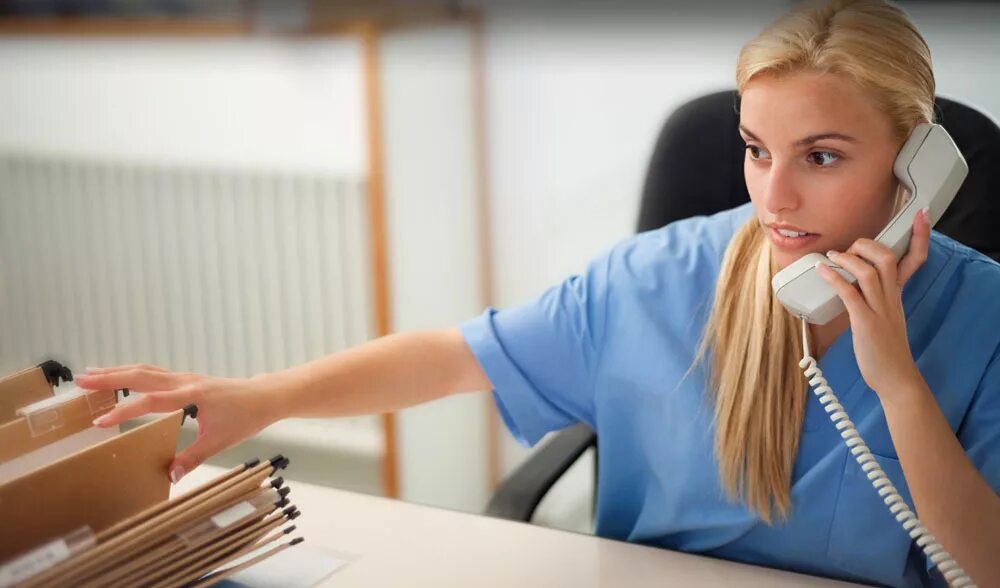 Медицинский регистратор. Ресепшн клиники с администратором. Администратор в больнице. Администратор медицинского центра. Выездной администратор медицинский.