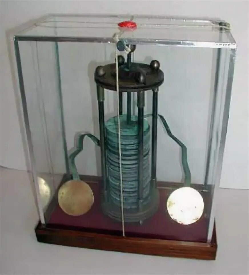 Первая батарейка Алессандро вольта. 1800: Электрическая батарея: Алессандро вольта. Гальванический элемент Алессандро вольта. Первый аккумулятор Алессандро вольта. First battery