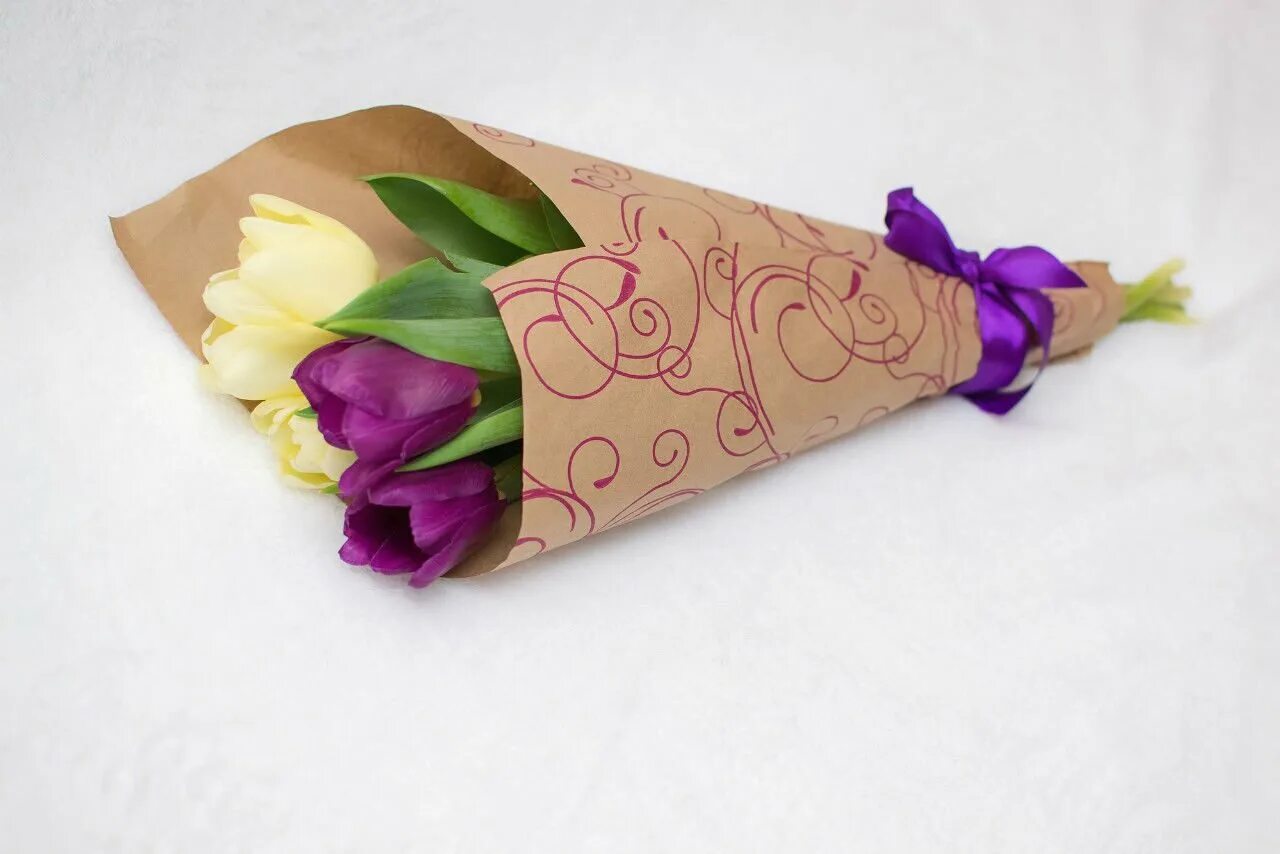 Упаковка тюльпанов в бумагу. Упаковка цветов в бумагу. Тюльпаны в красивой упаковке. Упаковка букета в бумагу. Как упаковать букет тюльпанов в бумагу