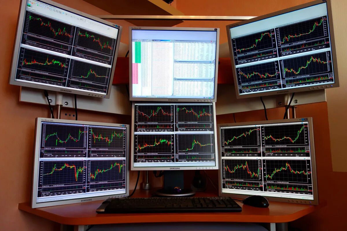 My trading для windows. Trading windows. Фото на тему биржа дизайнеров. Билл гейтс 2000. Компьютер для трейдера 4 монитора.