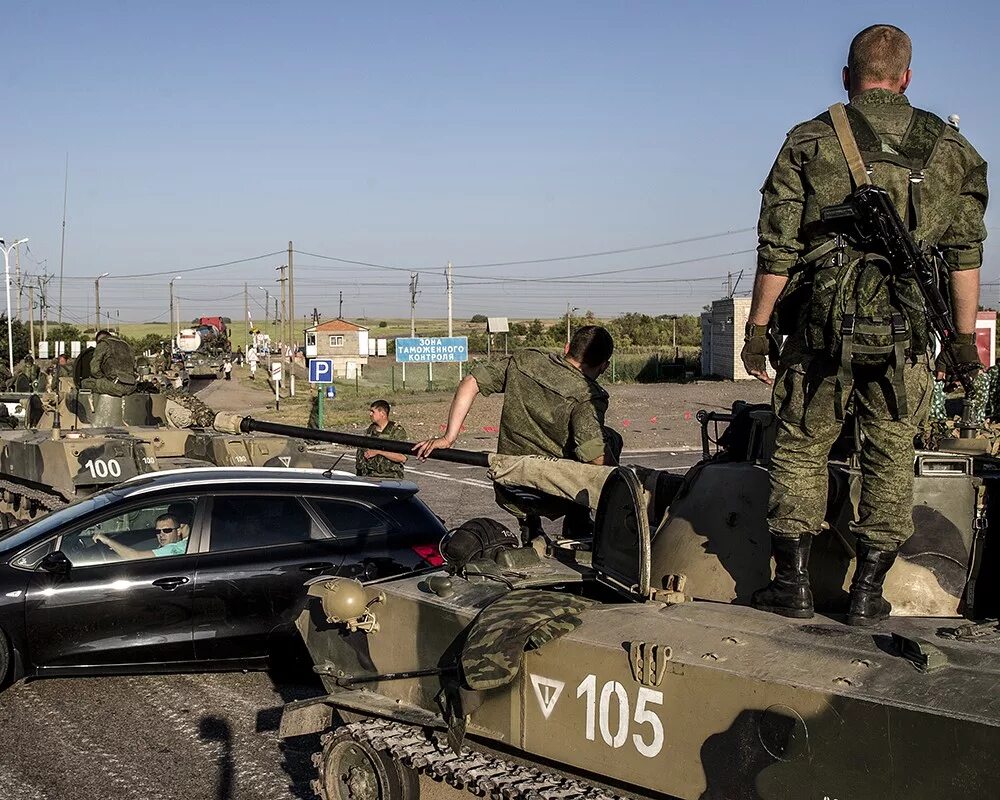 Украина возле границ. Российские войска пересекают границу с Украиной. Колонна бронетехники. Колонна российских войск. Блокпост на границе с Украиной.