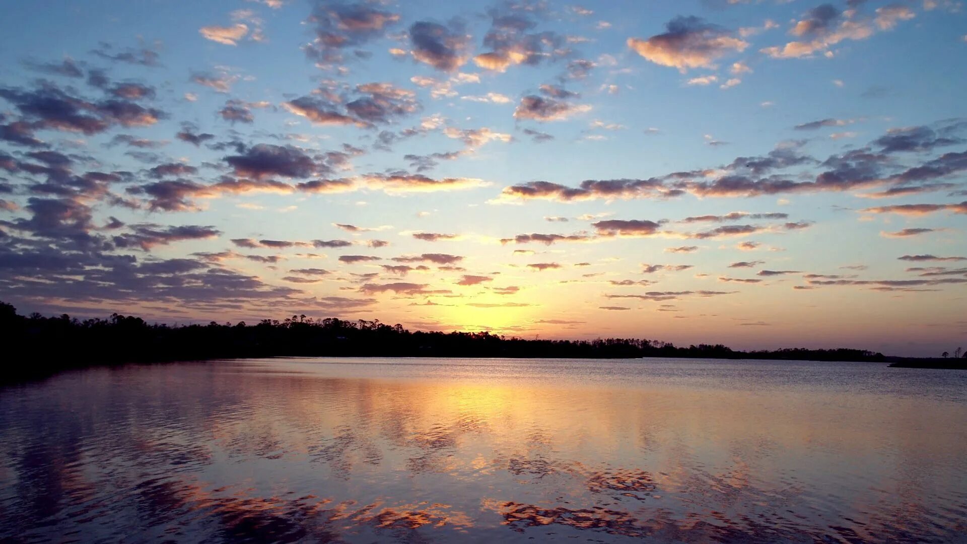 Красивый закат на озере. Закат на реке. Красивый закат. Вечерняя вода. Отражение заката в воде.