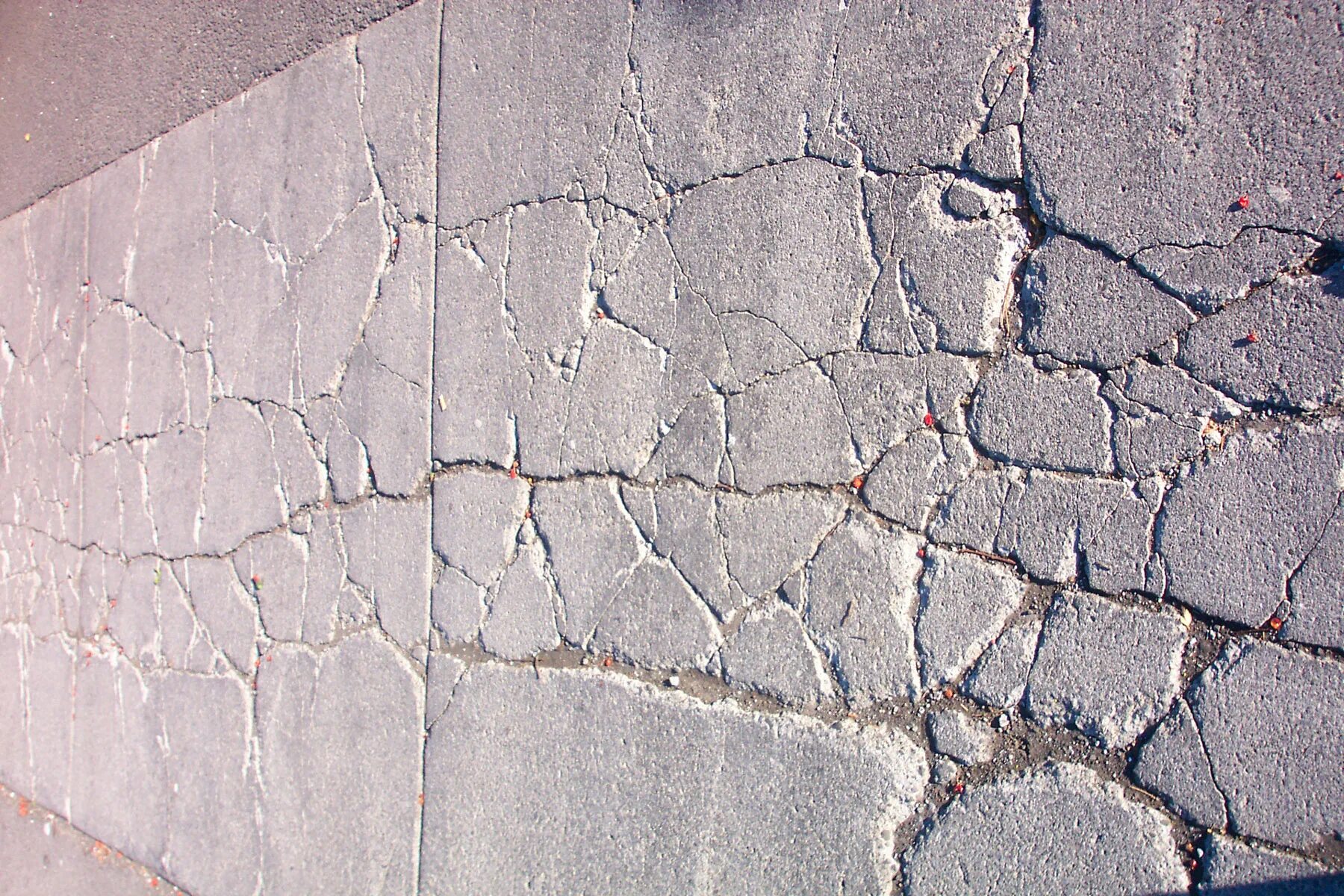 Трещина в камне. Трещины на Камне. Потрескавшийся камень. Трещины в цементе. Треснутый цемент.