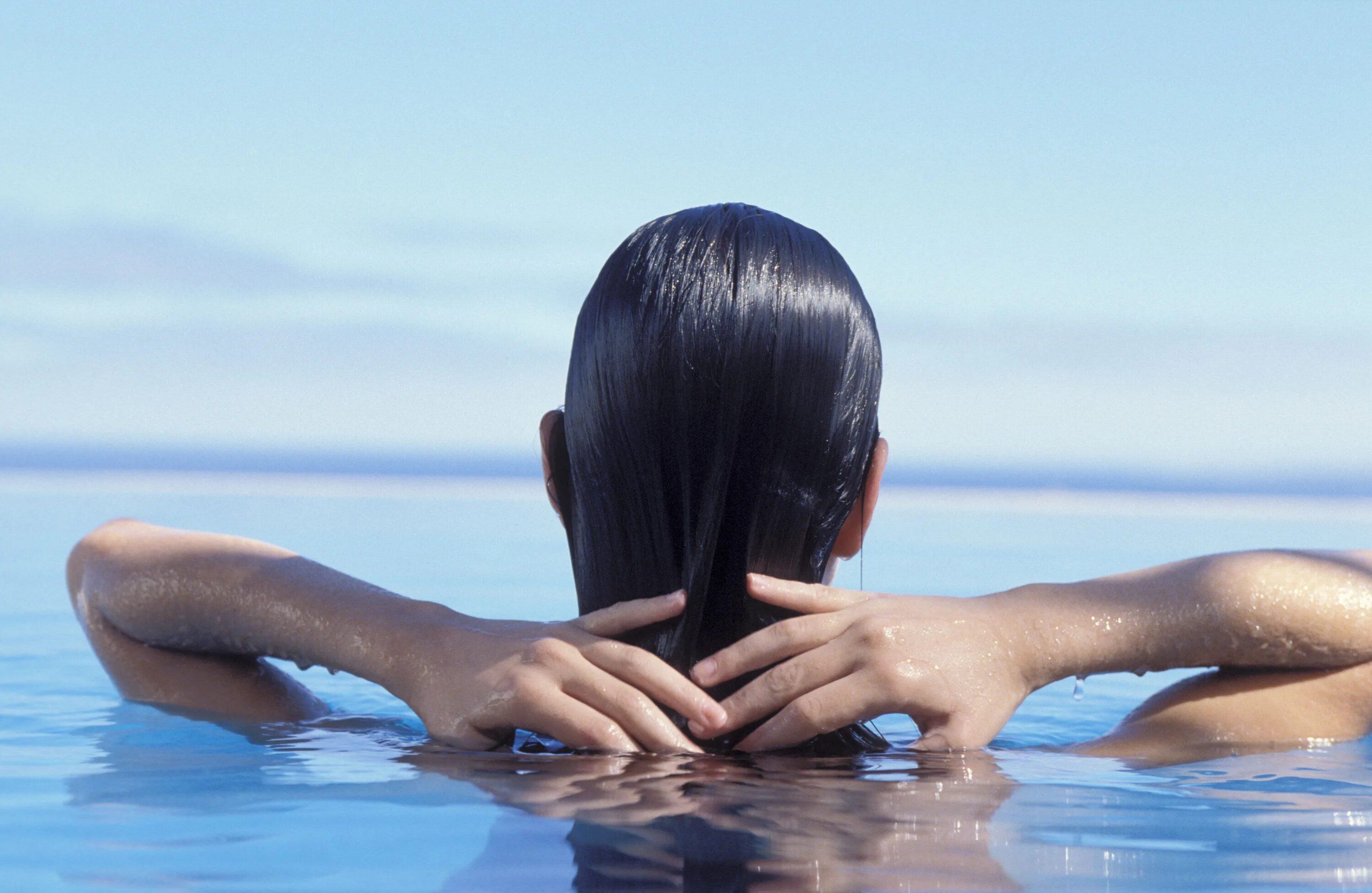 В волосах есть вода. Волосы в бассейне. Девушка в бассейне волосы. Волосы в воде. Мытье волос в воде.