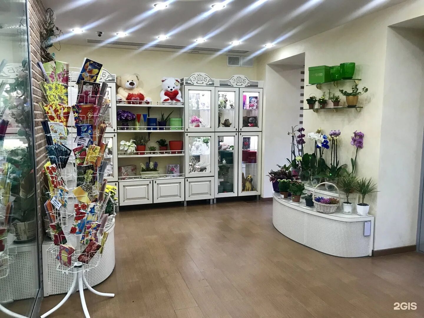 Обнови салон екб. Екатеринбург просп. Saint beauty салон красоты. Луначарского 60 екатеринбург магазин костюмов. Полукруглая вывеска.
