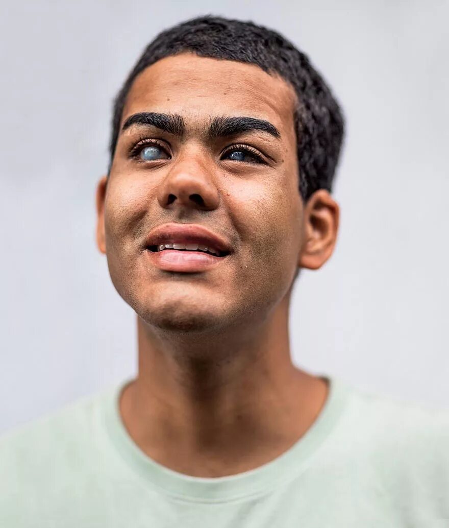 Слепой парень сидел с небольшой коробкой у его ног. Бразильцы мужчины внешность. Слепые мальчики из алабамы. Слепой случай. Этот парень был слепой.