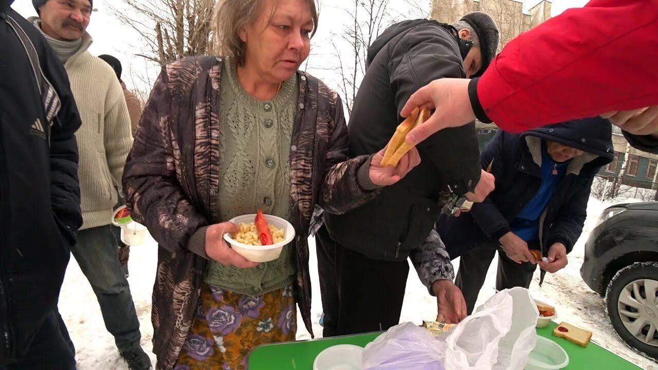 Еда для бездомных. Кормление бездомных. Раздача еды бездомным. Кормежка бомжей.