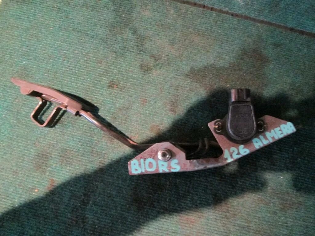 Датчик педали ниссан альмера классик. Педаль газа альмера классик. ниссан альмера 2007 заглушка педали газа. педаль газа ниссан альмера классик. almera n 16 упор педали газа.