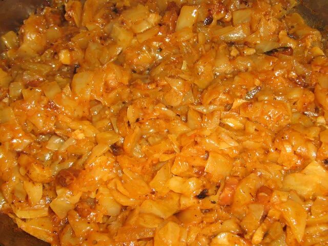 капуста тушёная на сковороде. тушение капусты на сковороде. тушеная капуста. капуста тушёная на сковороде с томатной. тушеная капуста.