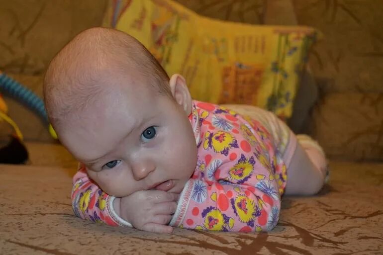 3 месяца мальчику. 6 месяцев мальчику. Грудничок. Кроватка для новорожденного. Голова ребенка в три месяца.