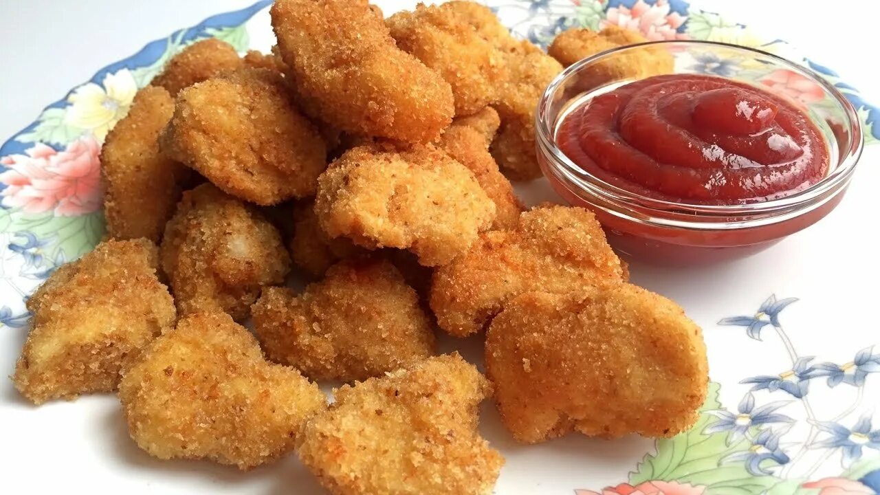 Домашний наггетсы рецепт куриные на сковороде. Нагенцы 1. наггетсы. наггетсы домашние. наггетсы куриные.
