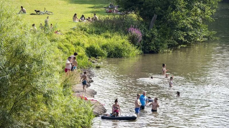 Купание в водоемах. Купаться в водоеме. Купаются в пруду. Пруд с зоной для купания. Искупалась в пруду