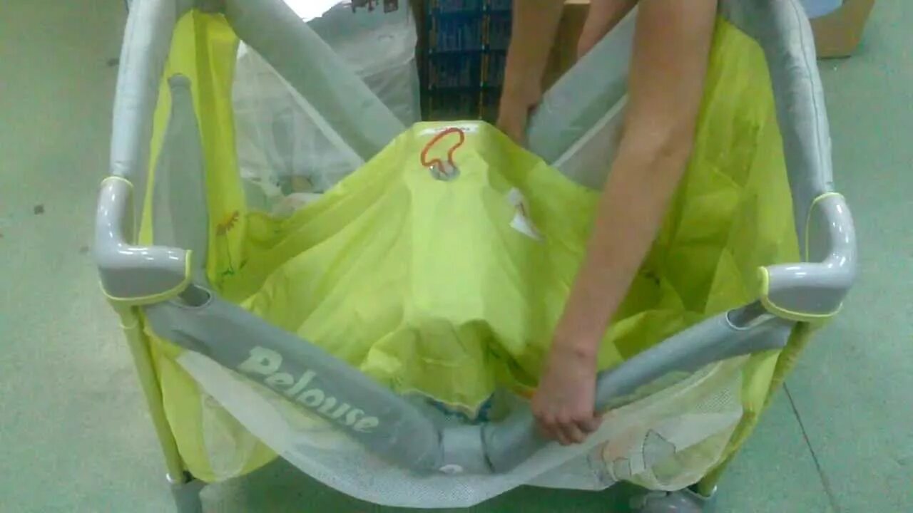 Манеж видео. Сборка детского манежа. сложенный манеж babyton. складывание детского манежа. к сложить манеж.