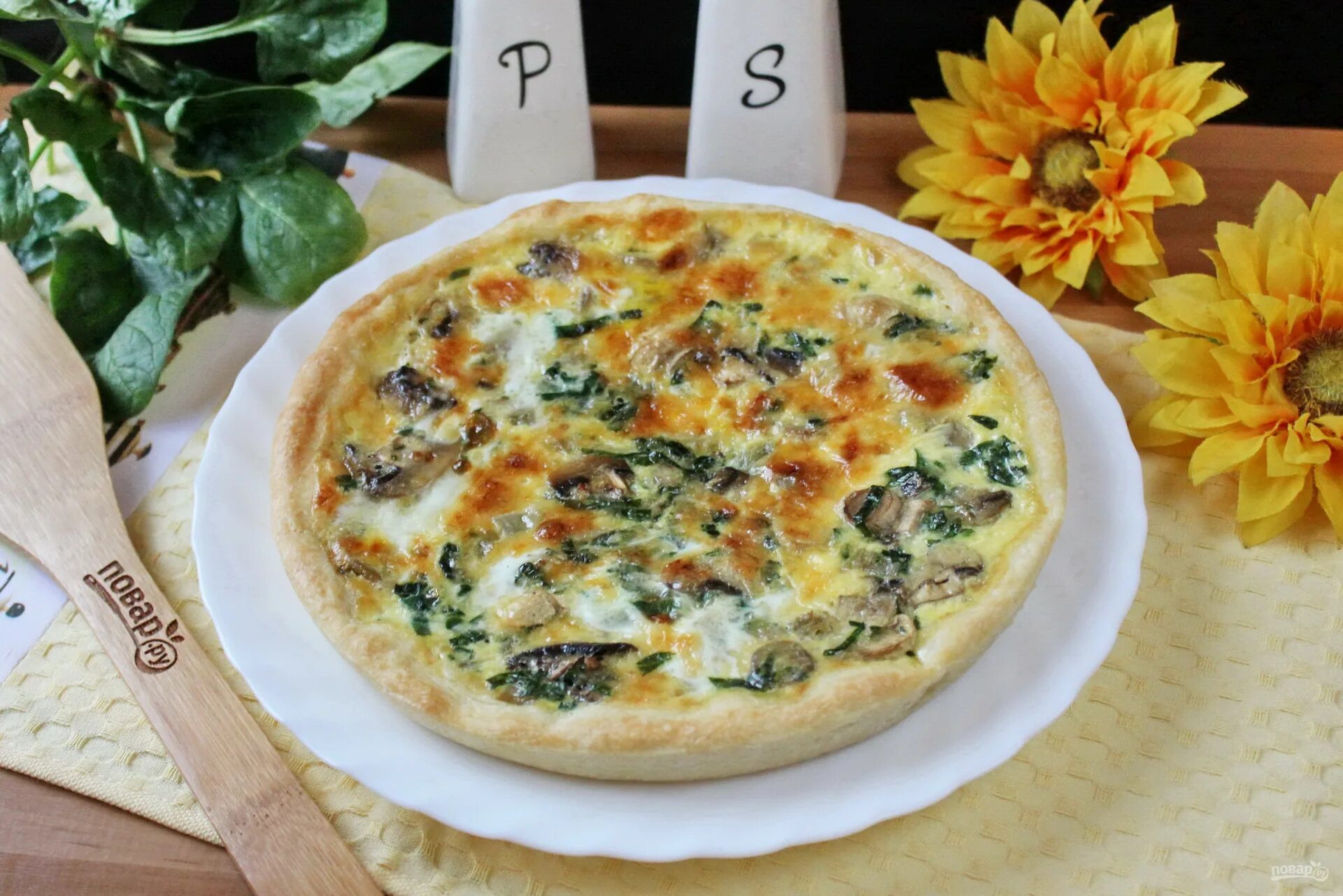 Киш шпинат сыр. Киш лорен с семгой и шпинатом. Киш со шпинатом. Киш с фетой. Киш лорен со шпинатом.