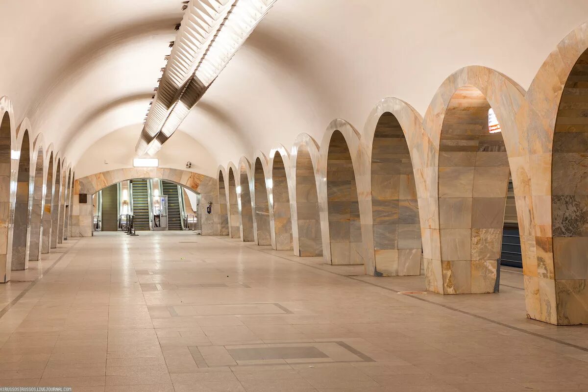 переход с лубянки на кузнецкий мост. станция метро кузнецкий мост. метро лубянка кузнецкий мост. метро кузнецкий мост лубянка. переход с лубянки на кузнецкий мост.