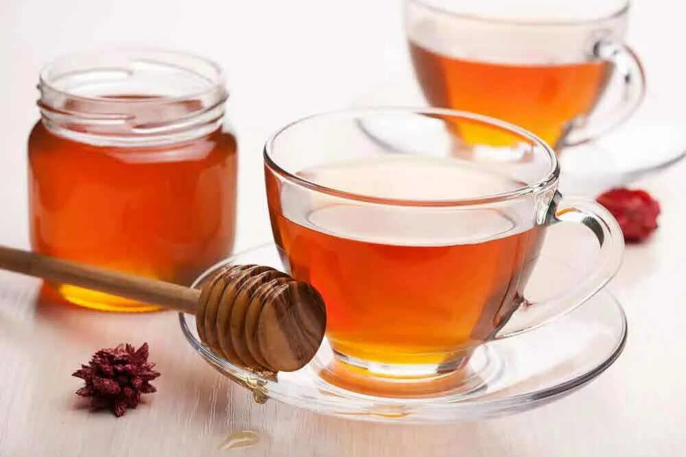Чай с медом. Горячий чай с медом. Мед с чаем. Чашка чаю с медом. Черный чай с медом