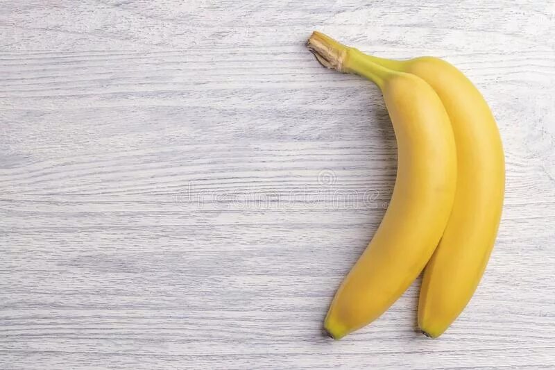Банан на столе. Бананы на деревянном столе. Банан лежит на столе. Два банана на столе. Свит банана