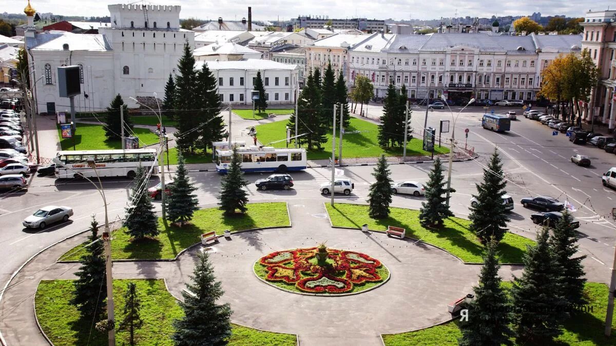 Часы центр ярославль. Площадь Волкова Ярославль. Сквер Волкова Ярославль. Ярославль площадь города. Ярославль Центральная площадь.