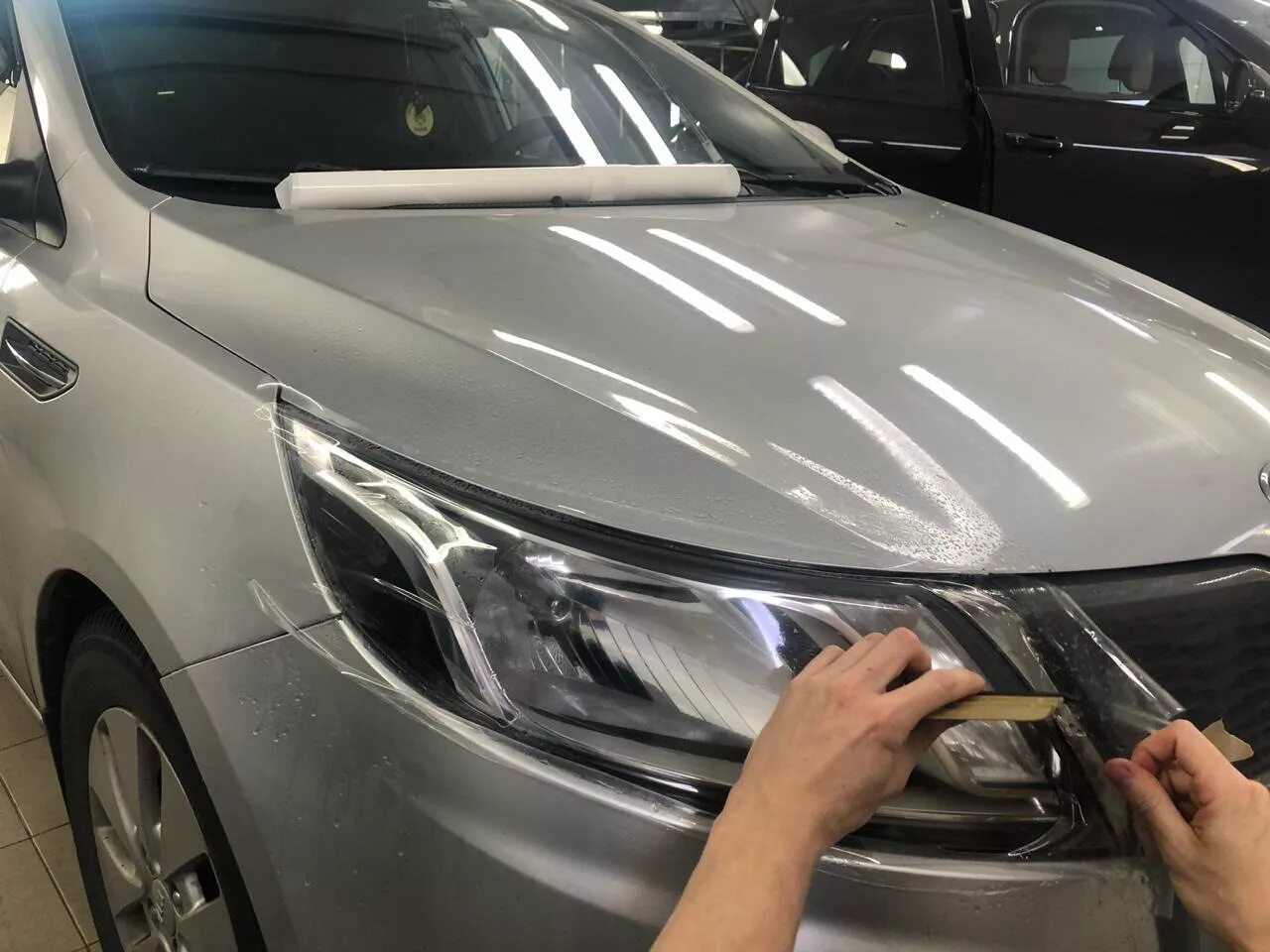 Полиуретановая пленка для авто. Защитная пленка для фар. Бронирование фар мытищи. Полировка и бронирование. Мерседес 204 полировка.