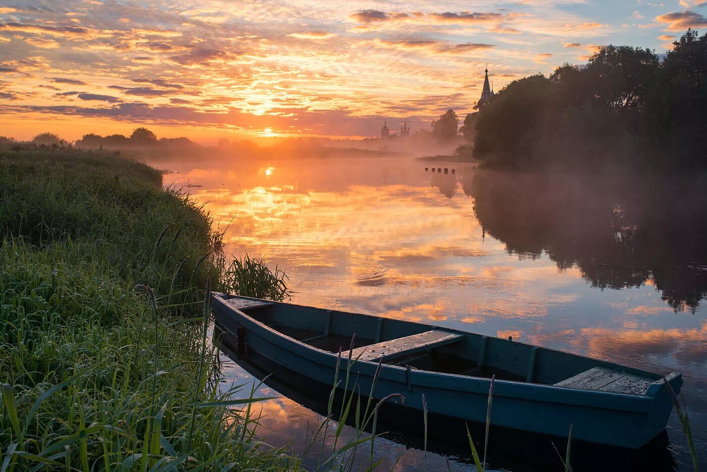 Над рекой над городом словами. Рассвет на реке. Летнее утро на реке. Лодка на реке. Закат на реке.