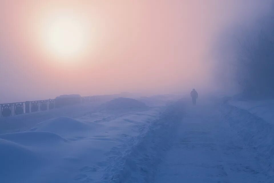 Солнечные метели. Зимний туман. Зимний туман в городе. Солнце в тумане зима в городе. Туманный зимний город.