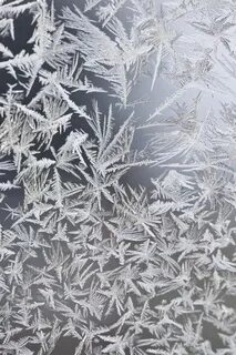 На окне узоры инея