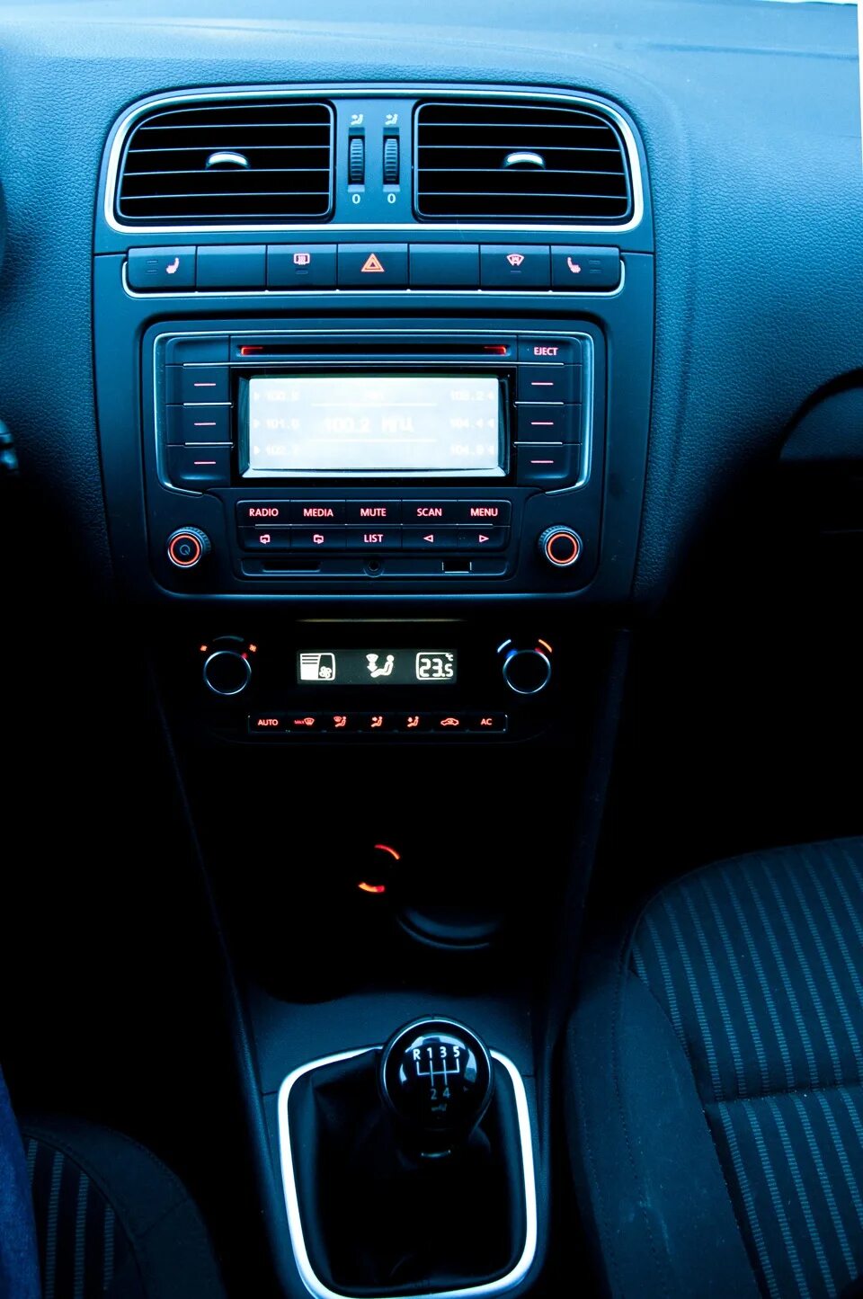 Магнитола Volkswagen Polo 320. Polo 2013 салон магнитола. Polo 2012 1.6 RCD 030 Bluetooth. Штатная магнитола Volkswagen Polo 2012 года.