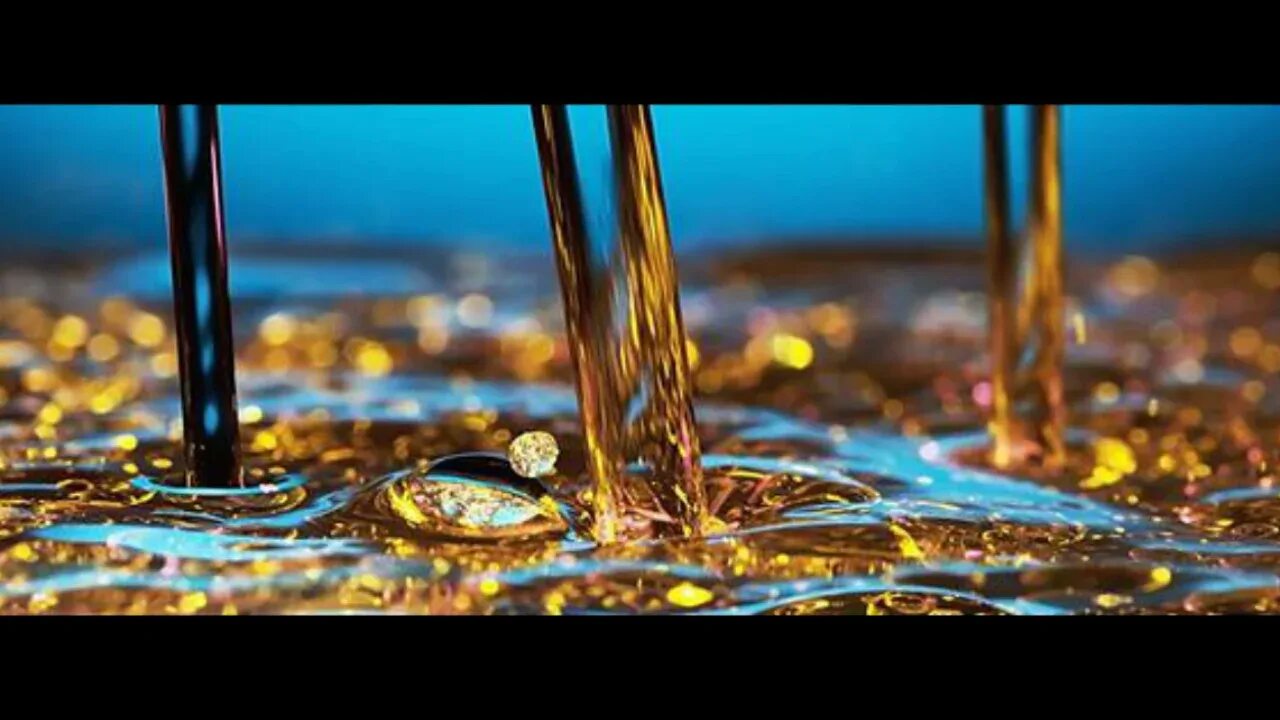Подсолнечное масло и вода. Нефть под микроскопом. Масло в воде. Вода в масле фото. Растительное масло в воде.