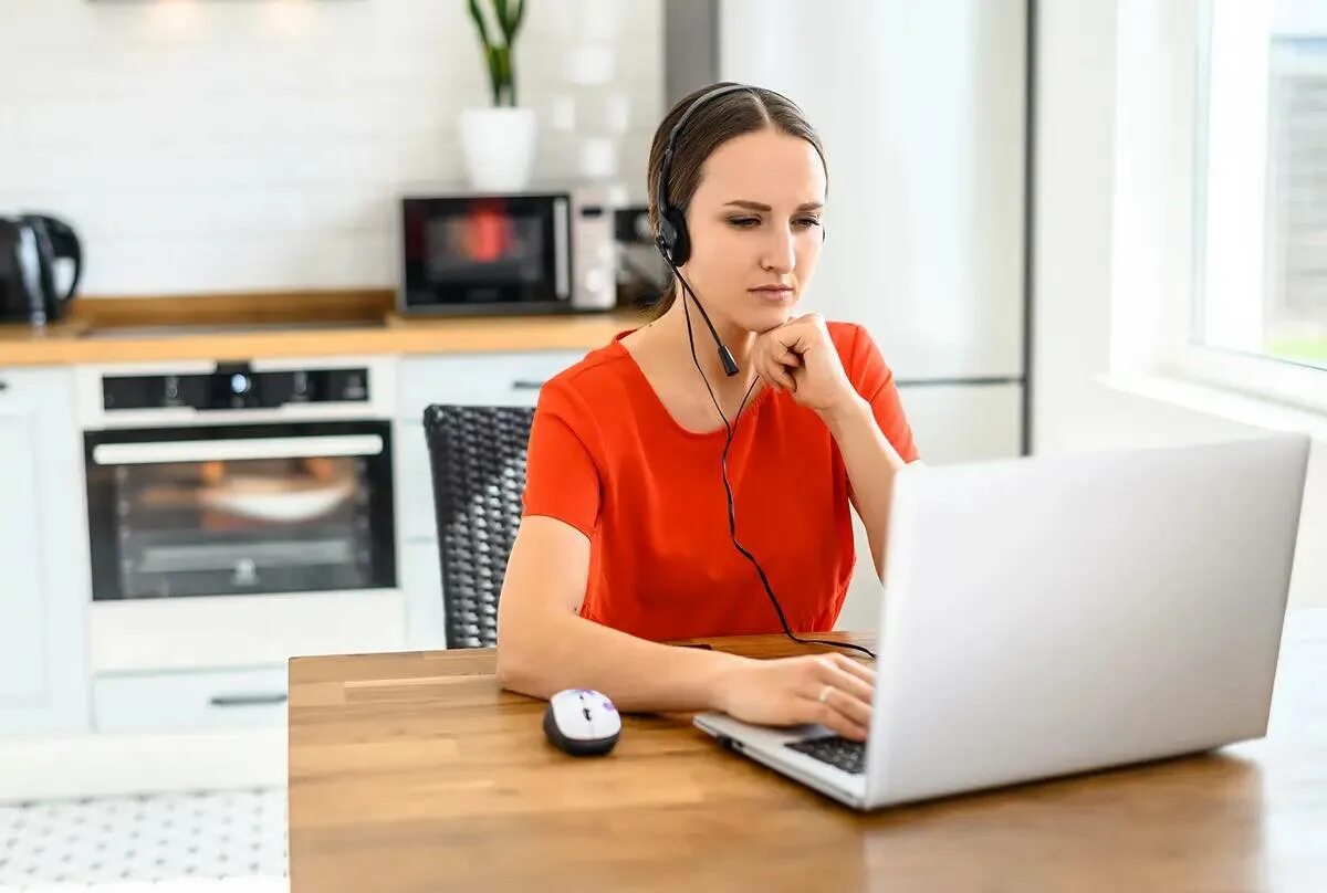 Call работа. Дистанционная работа. девушка с гарнитурой. удаленная работа оператор. оператор работа дома.