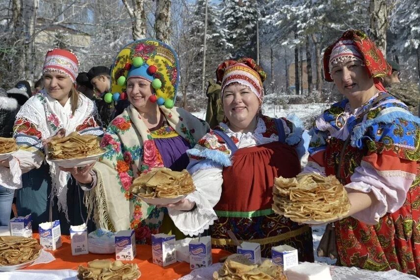 Что ели на масленицу кроме блинов. Угощения на Масленицу. Угощенье на маслчницк. Угощают блинами на Масленицу. Стол на Масленицу.