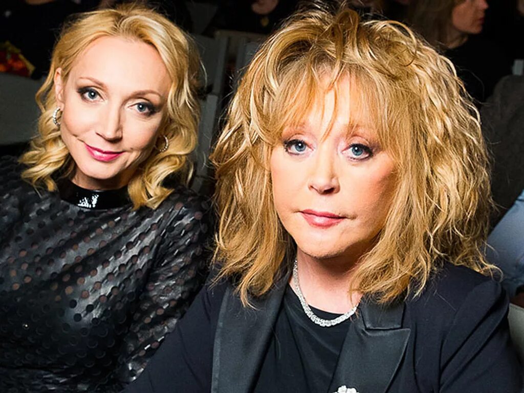 Аллы кристину. Пугачёва с орбакайте в детстве. Алла пугачева с кристиной в детстве. Аллы кристину. Алла пугачева в молодости и кристина.