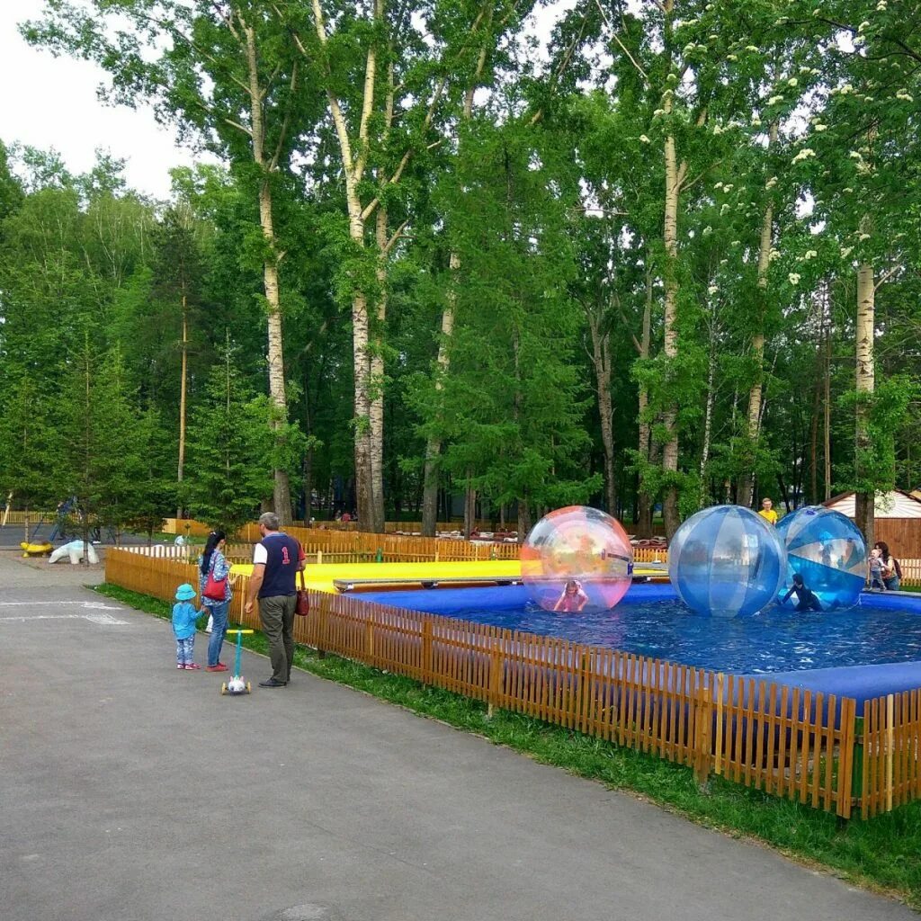 Комсомольский парк Кемерово. Комсомольский парк Кемерово аттракционы. Парк веры Волошиной Кемерово. Парк веры Волошиной Кемерово аттракционы.