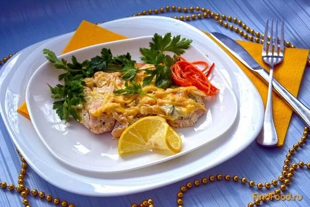 Филе с сыром в духовке. Филе индейки по французски в духовке. Филе куриное запеченное с помидорами. Индейка по-французски. Филе индейки по французски в духовке.