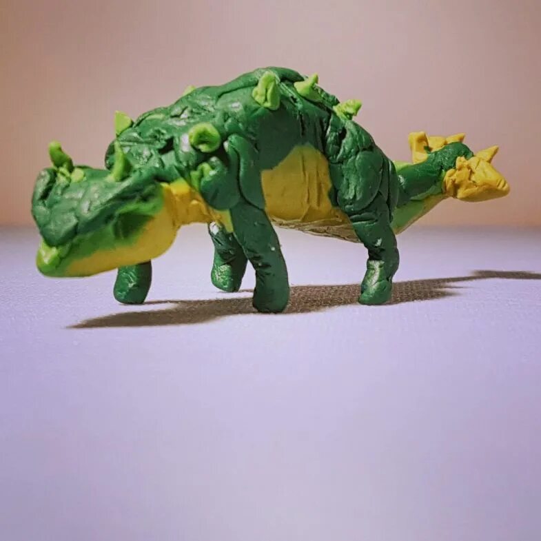 Трицератопс динозавр из пластилина. Динозавр пластилин. Фигурки из пластилина для детей. Видео как сделать динозавра. Лепка динозавров.