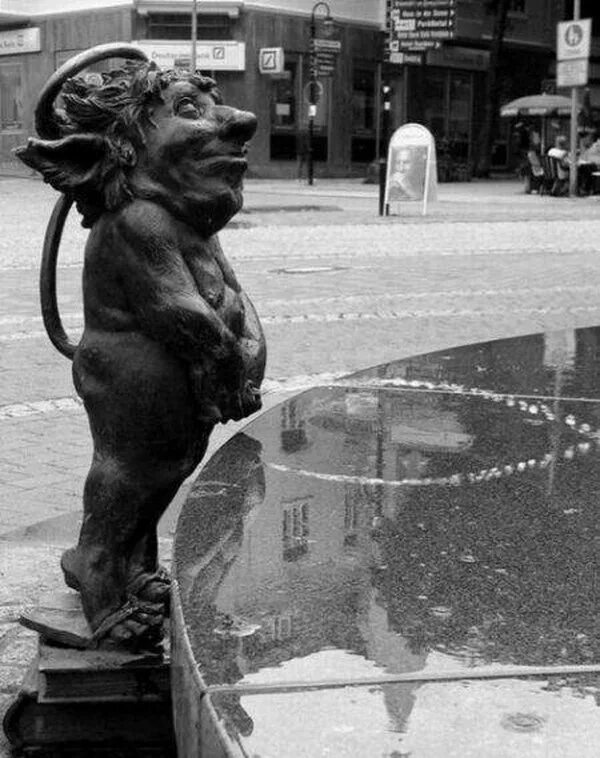 Забавные памятники. Статуи приколы. Статуи приколы. Статуя прикол. Статуи приколы.