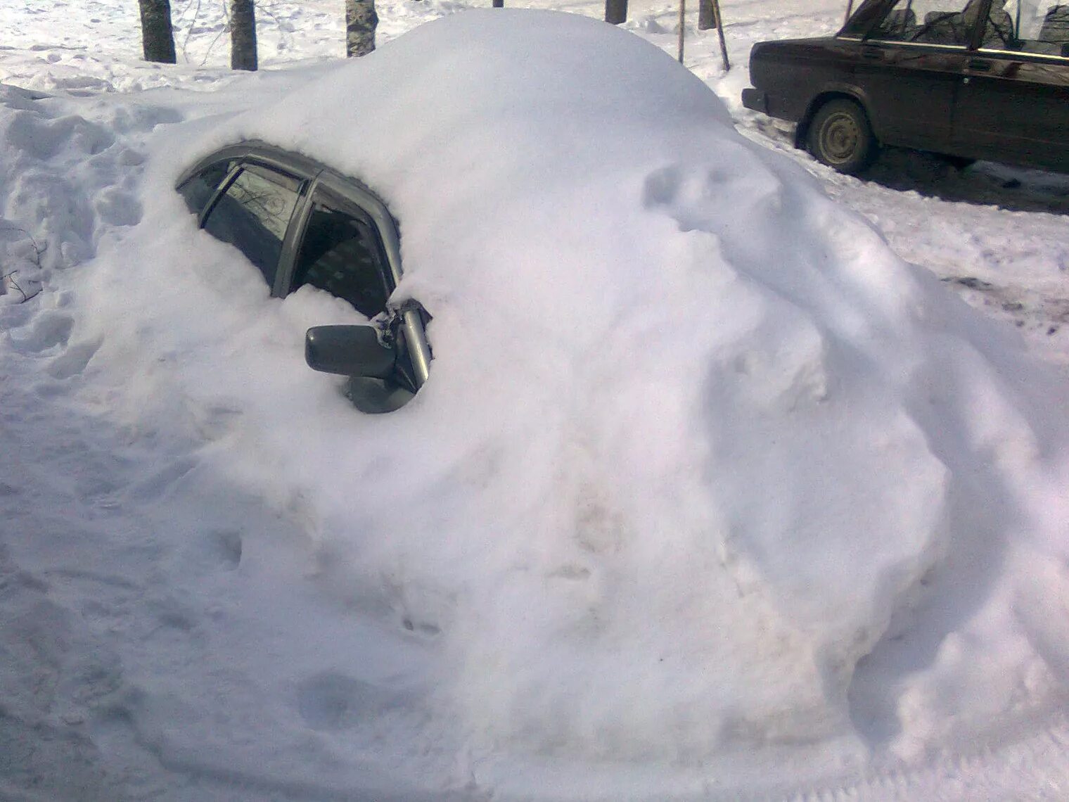 Откопала или откапала. Машина под сугробом. Машина под снегом. Машина в сугробе. Машину занесло снегом.