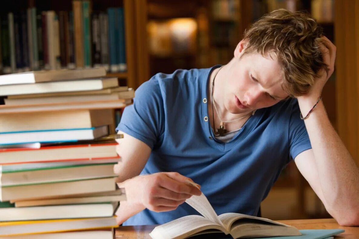 Устал учиться. Подросток с книгой. Подростки учеба. Книга человек. Студент над учебниками.