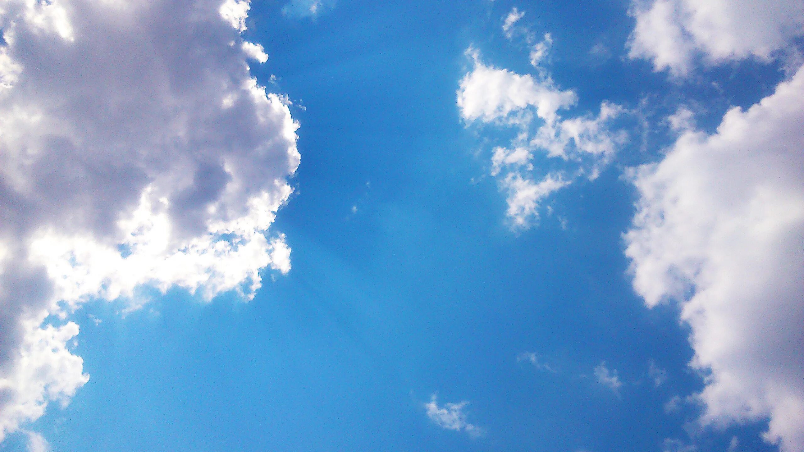 Небо. Красивое голубое небо. Облака. Небо с облаками.