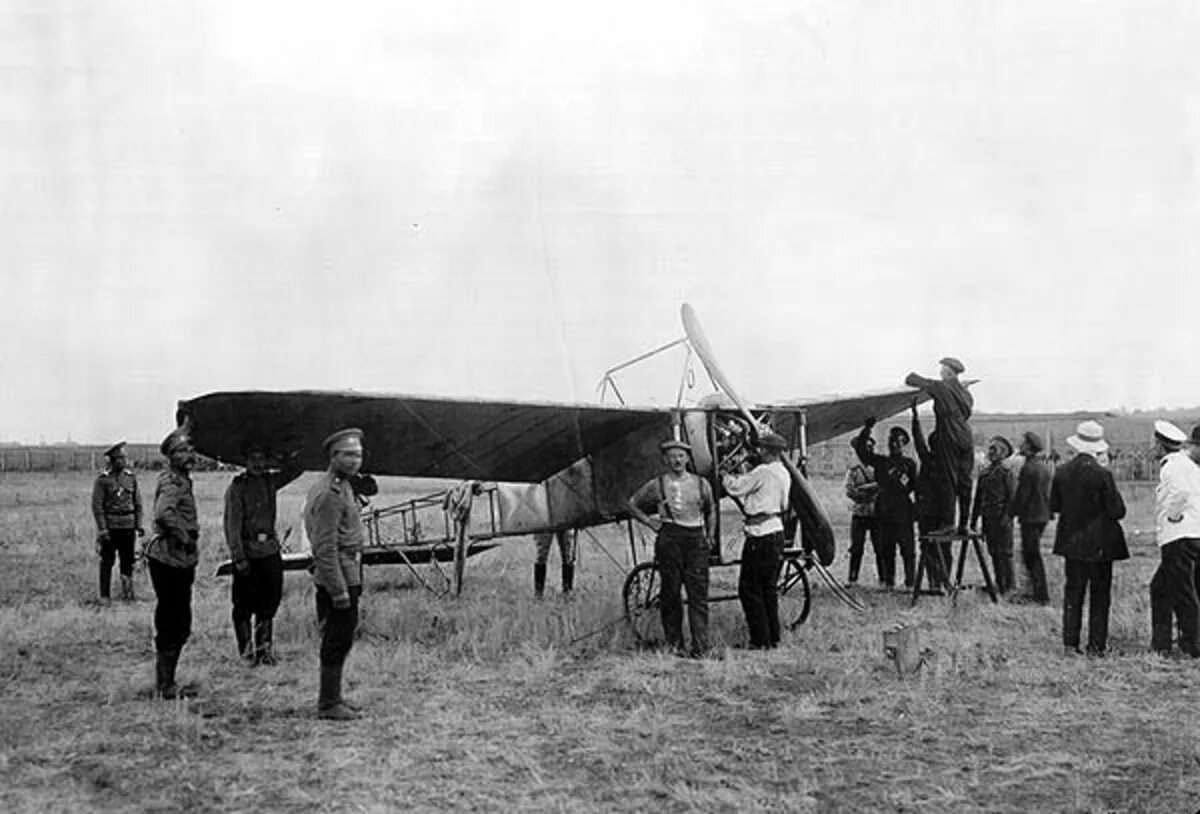 Полеты 1 мая. Летчик Блерио. Первый Аэроплан 1910 года. Летчик Васильев 1911. Omsk аэродром самолет Блерио Васильев.