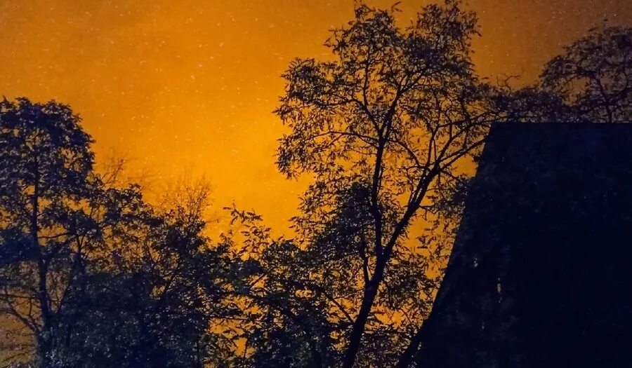 Почему ночью небо оранжевое. Оранжевое небо ночью. оранжевое ночное небо. оранжевое небо в курске.