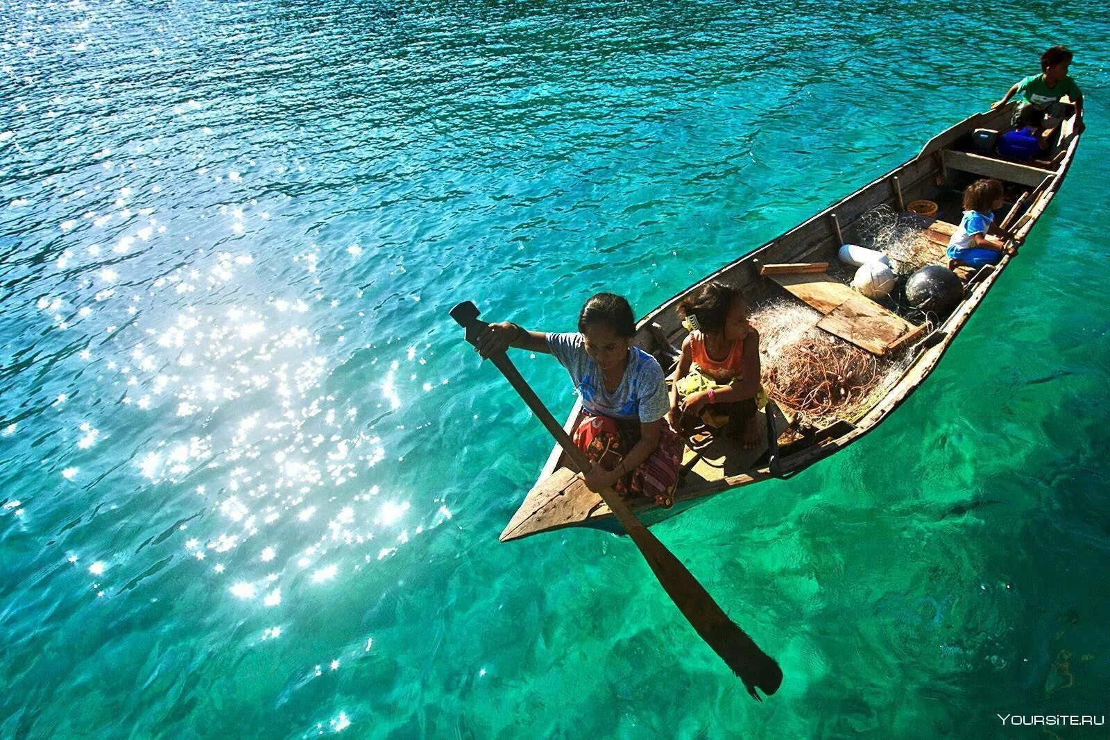 Кристально чистое озеро. Озеро в Сабахе, Малайзия. Самое прозрачное море. Прозрачная вода. Самое чистое море в мире.