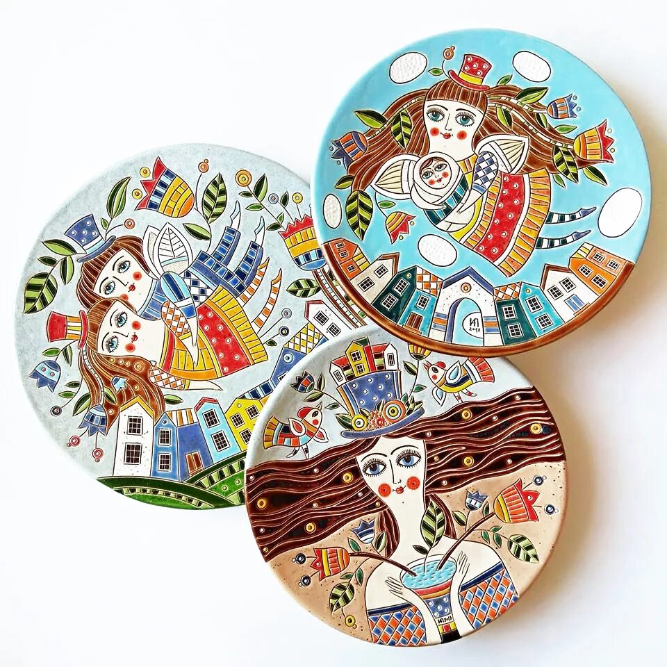 Расписные керамические тарелки. Роспись ангобами на керамике. Роспись керамических. Роспись керамики. Роспись керамических.