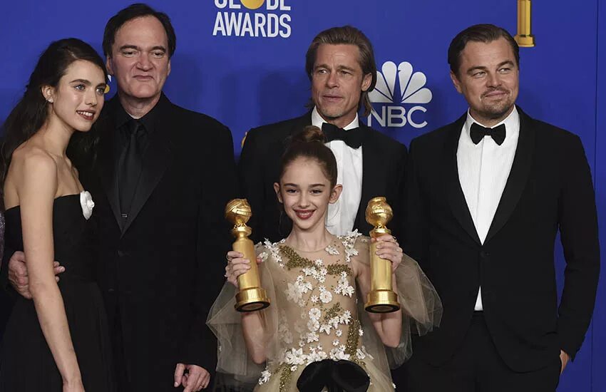 74-я церемония вручения премии «золотой глобус». Голливуд золотой глобус. 74-я церемония вручения премии «золотой глобус». Золотой глобус 2022. Леонардо ди каприо в полный рост в смокинге с бокалом.